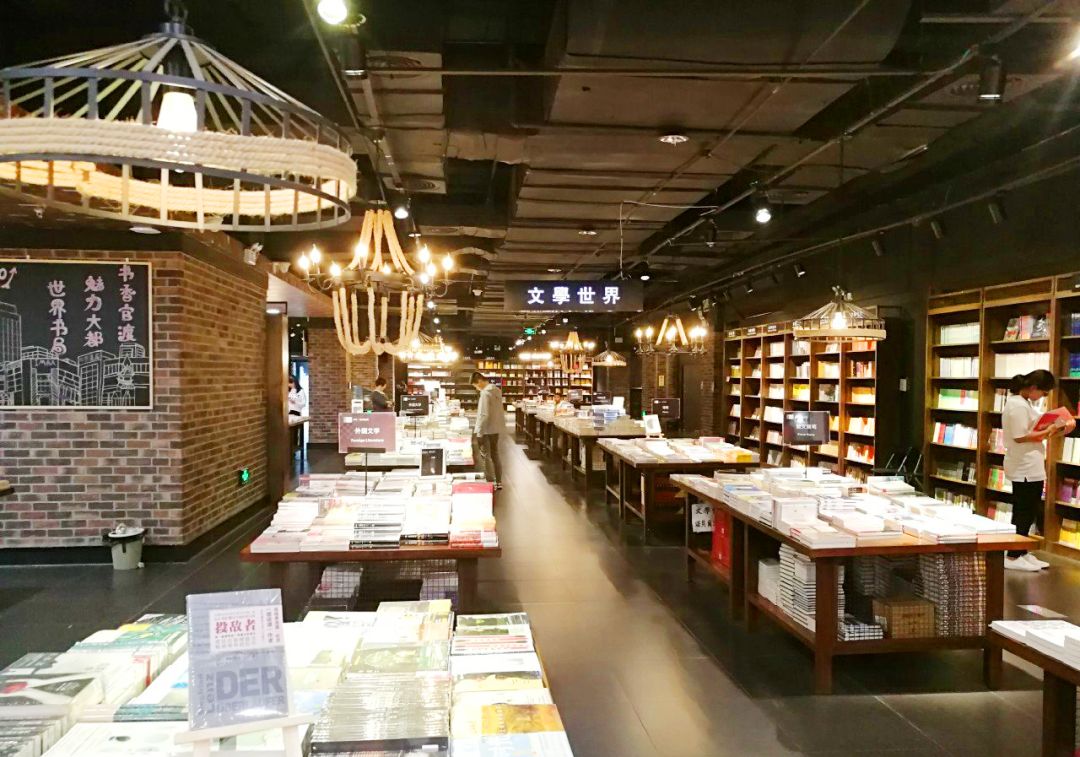 位于商场的四楼,「世界书局」为官渡居民打开了一道通往阅读的道路.