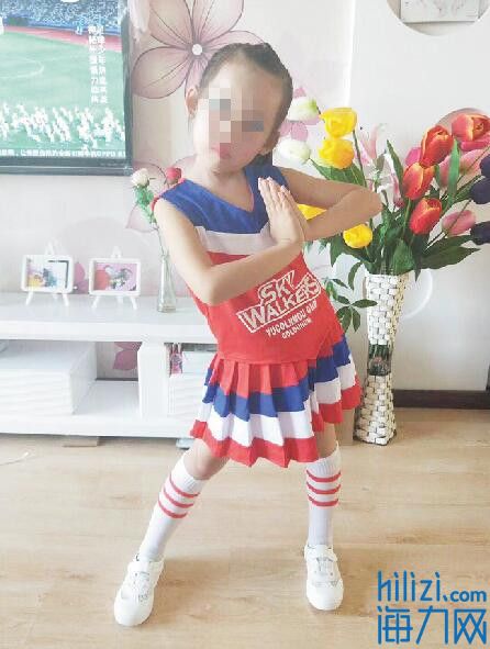 女童跳车帮母亲捡钱包摔马路牙子