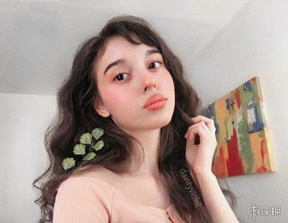 外国精灵daintyviolet新照眼神骚气令人心痒难耐