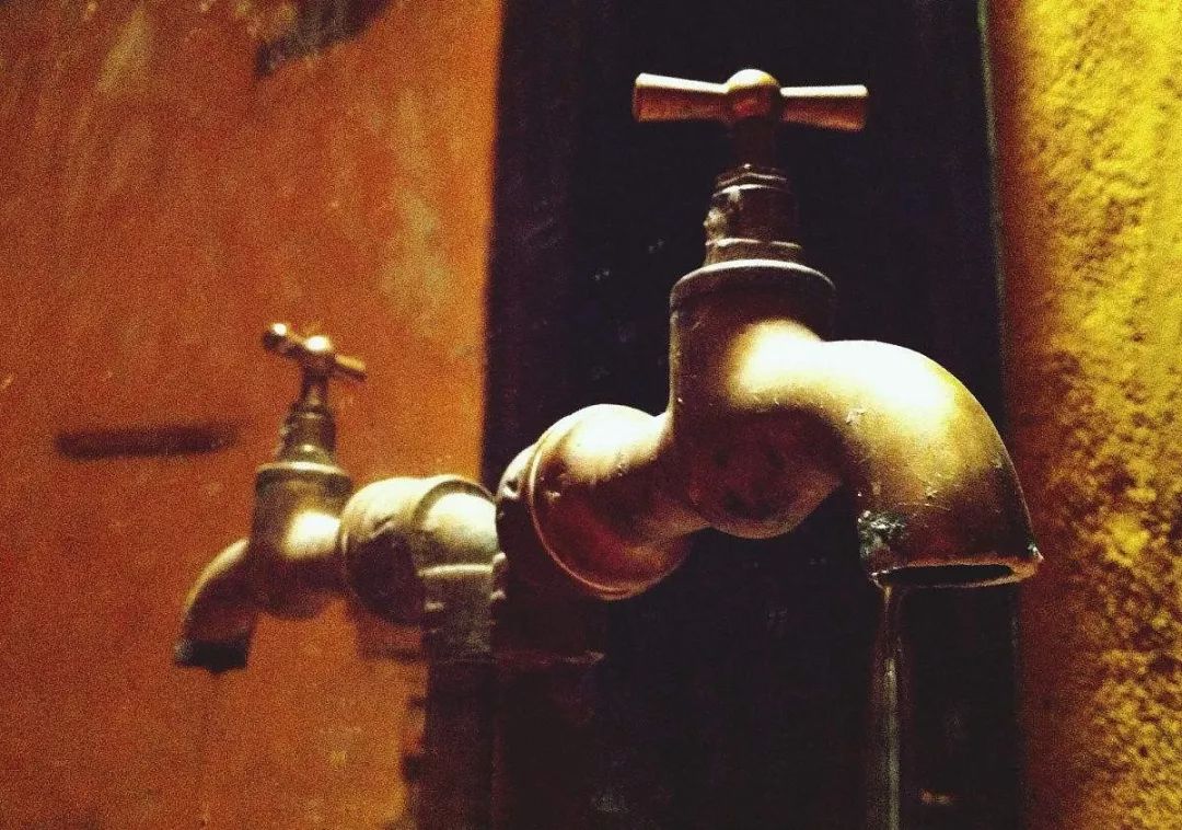 她又站在那里等了半天,水龙头里再没有流下一滴水来.