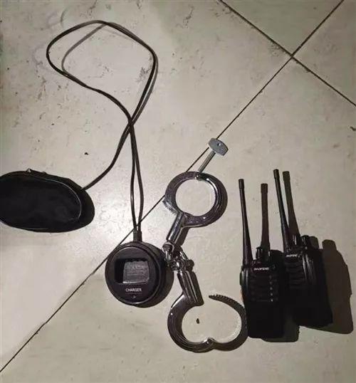 男版"仙人跳"团伙被抓:搭识女网友,见面时同伙扮警察行骗|电棍|手铐