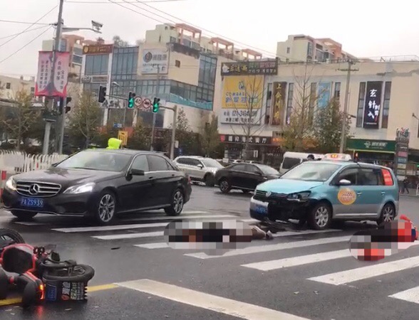 环镇南路合川路一出租车撞上电瓶车两人倒地受伤