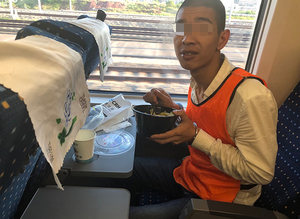 电信诈骗嫌犯被移交入境:狼吞虎咽啃食物,"心中松口气"|嫌疑人|警方