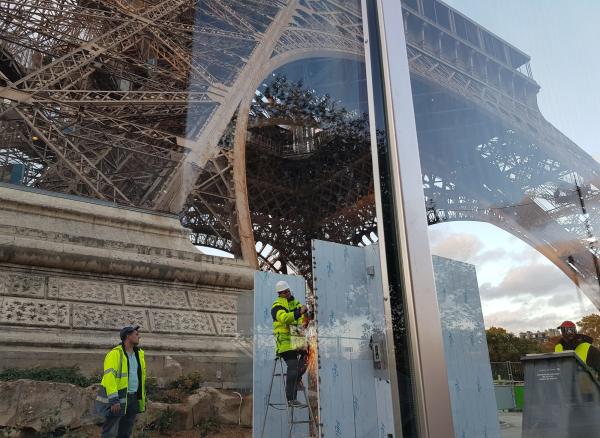 当地时间2018年11月26日，法国巴黎，巴黎地标性建筑埃菲尔铁塔正在安装防弹玻璃墙。 东方IC 图
