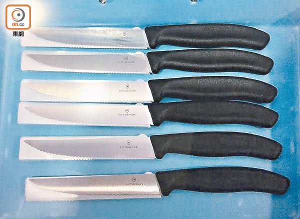 有旅客本月初将六把刀锋长达近12厘米的锯齿刀放进手提行李内,竟通过