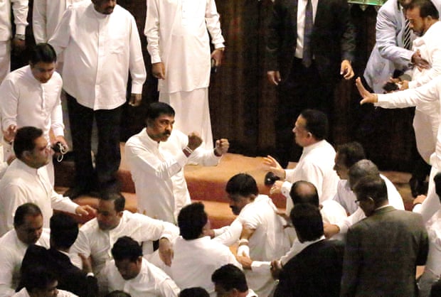 身穿白袍的议员们在国会动起了拳头 图源：《卫报》