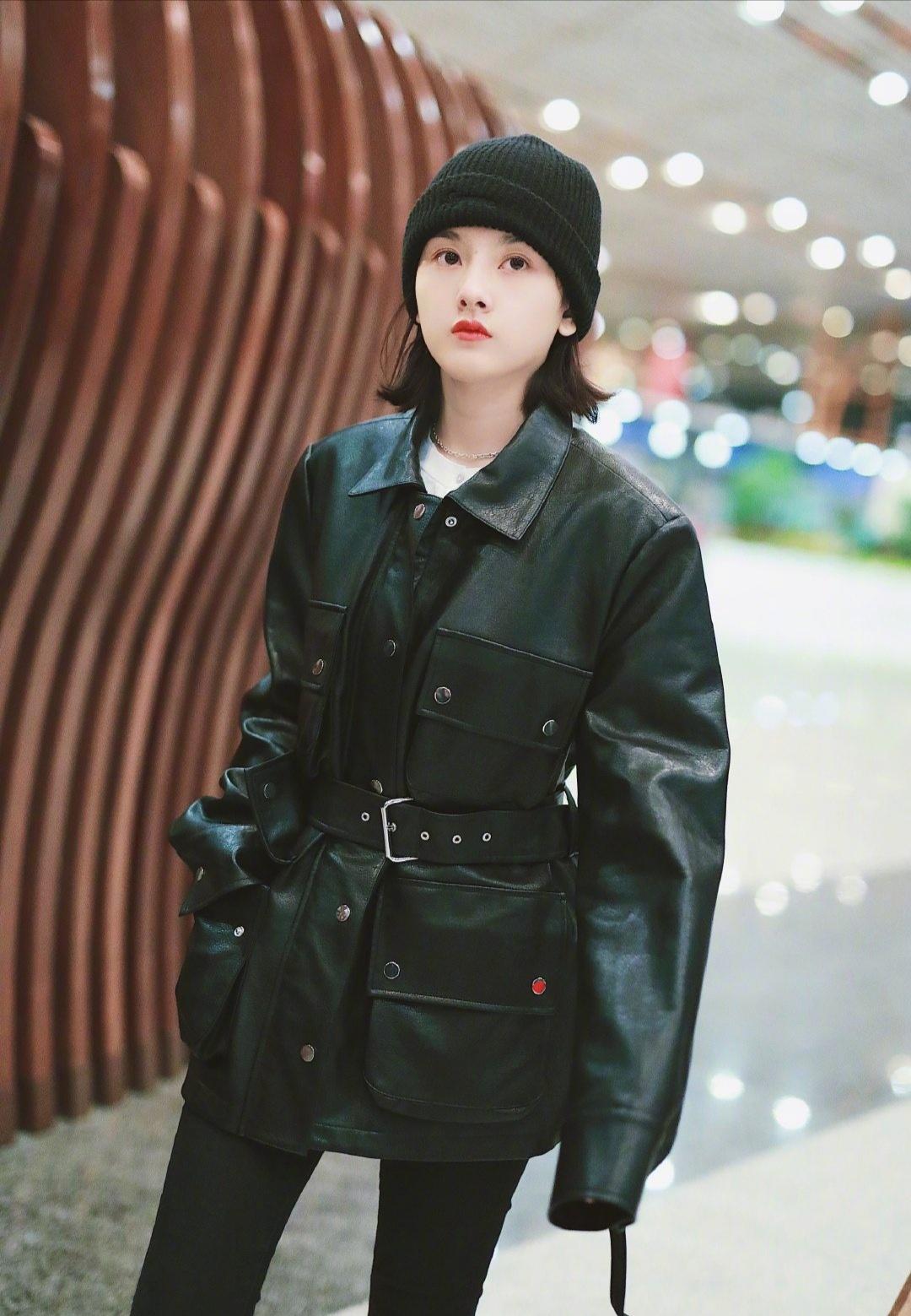 皮衣子配靴戴针织帽,宋祖儿全黑机车风穿搭造型,超级酷炫又拉风