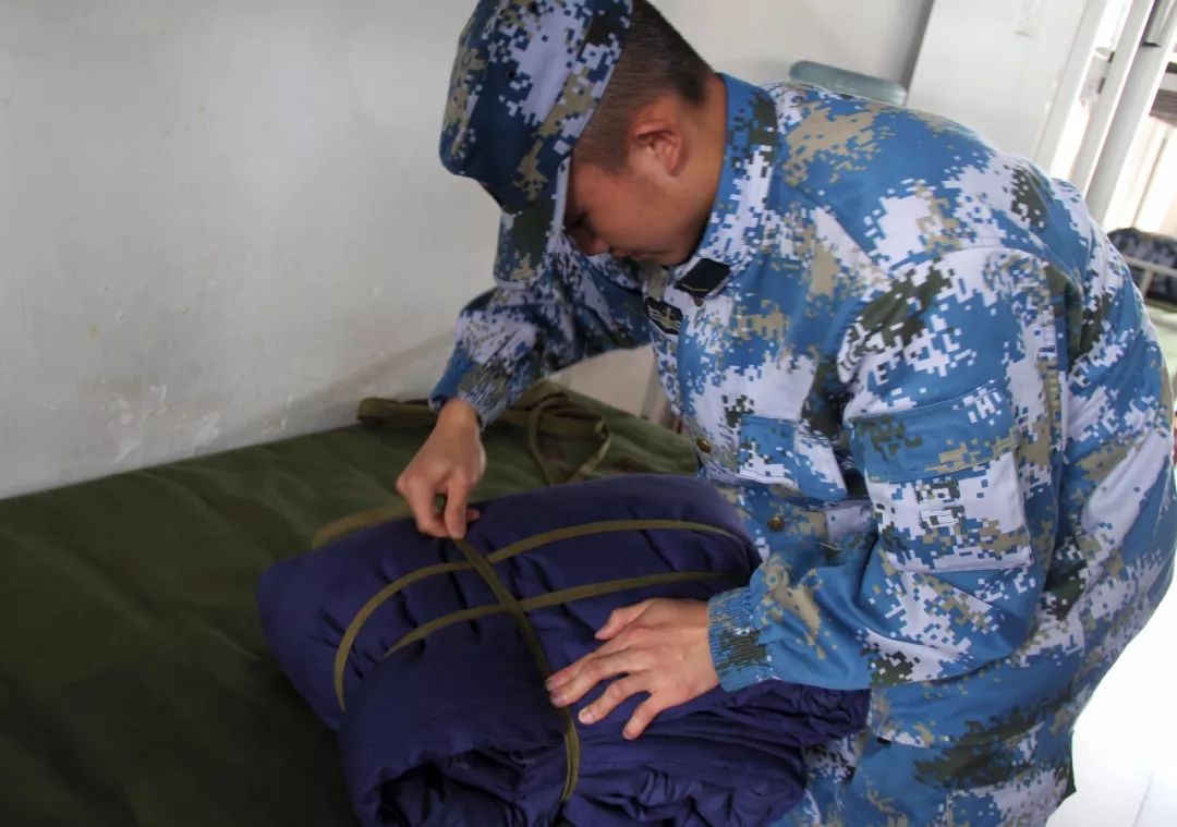 打起背包,憧憬下一站▲上下铺的兄弟,感情真不一般!