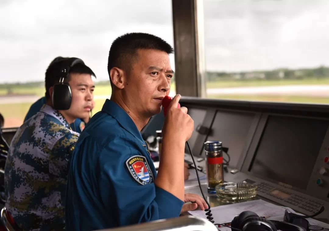 南部战区海军航空兵两型战机进行多型武器实弹射击训练