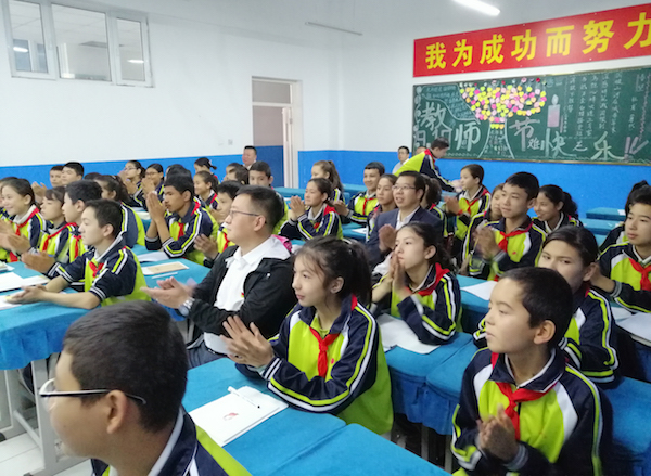 新疆喀什莎车县第二中学学生用歌声和祝福欢度国庆