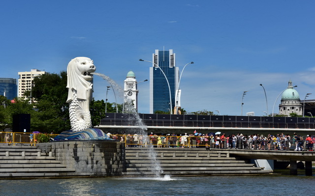 　　2019年元旦期间，新加坡鱼尾狮吸引了众多游客。摄影/章轲