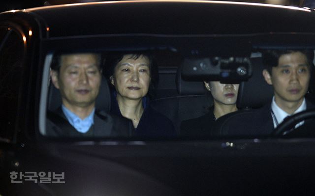 2017年3月31日凌晨,朴槿惠被批捕后移送拘留所。(《韩国日报》)