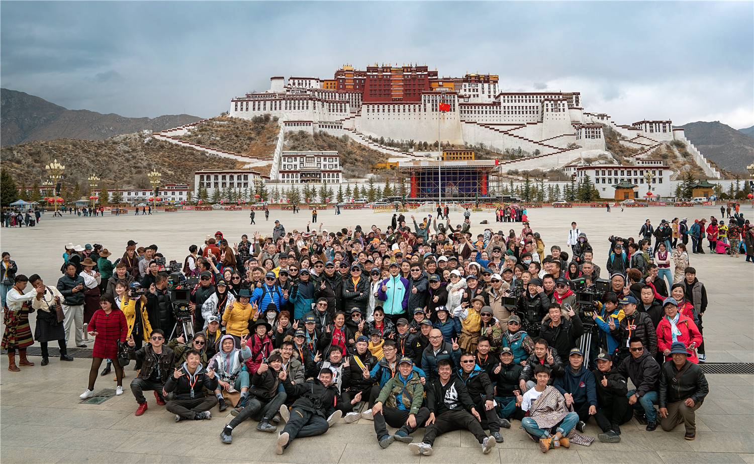 《中国机长》再现川航成功备降,3000万制作模拟机