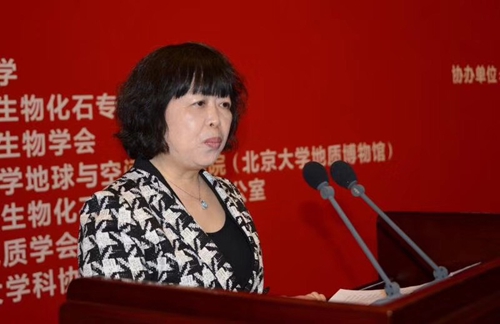 王玲,杨群分别就我国古生物科研,科普工作发言,预祝"2018·北京大学