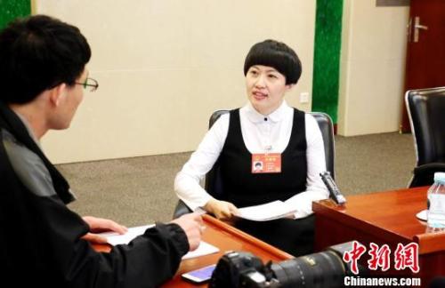 资料图：全国人大代表、重庆市九龙坡区谢家湾小学校长刘希娅接受媒体采访。　供图