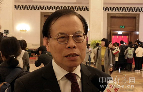 蔡毅代表希望港澳通行证能够通行所有高铁站