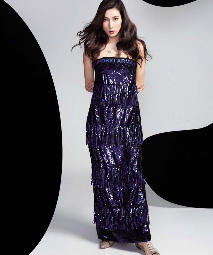 35岁"好彩妹"更美了,穿闪亮银色露肩礼服配高跟鞋,优雅抢镜|钟嘉欣