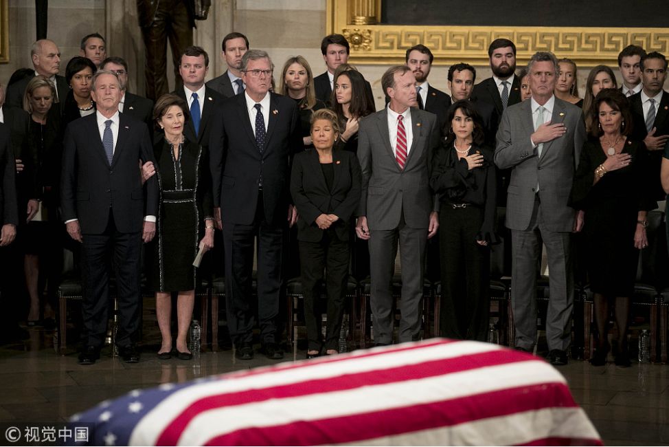 特朗普夫妇抵达国会 向美国前总统老布什致敬