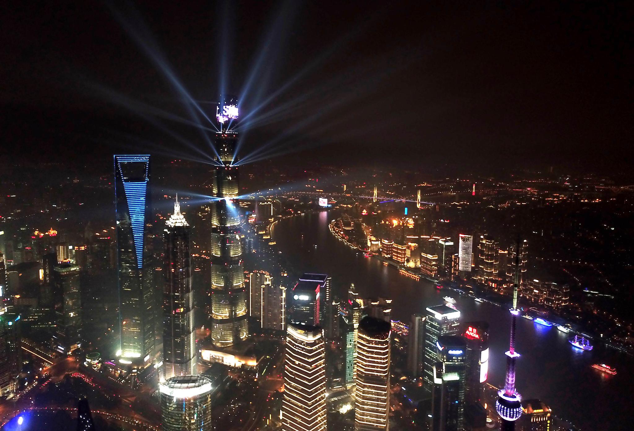 这是上海陆家嘴的夜景照片(10月17日无人机拍摄).