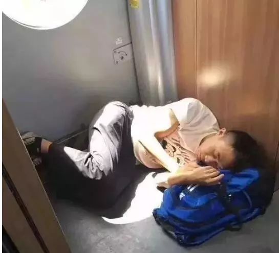 民警押解嫌犯蜷缩火车过道休息成"网红":这是家常便饭