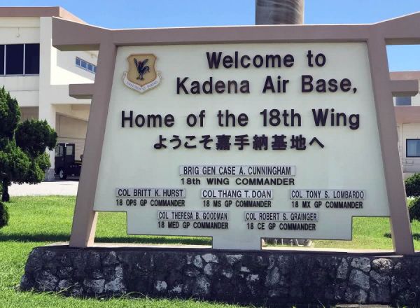  冲绳驻日美军嘉手纳基地大门，可见“欢迎来到嘉手纳基地”的英文及日文标志。