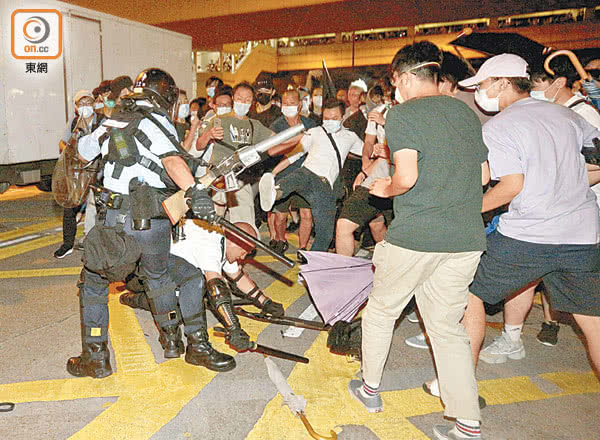 30日晚，警察被示威者围攻 图源：香港“东网”