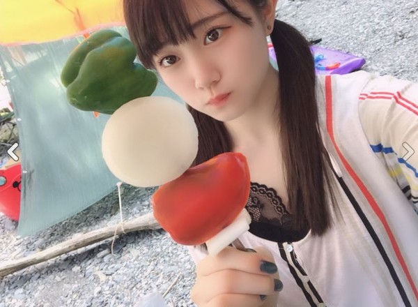 女明星照片:日本女星河边开心玩水 照片意外拍到诡异身影(图) 日本女星在河边手持烤串自拍