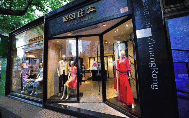 的第一家店第一个人就是瀚艺旗袍店高龄的旗袍高手"老法师"褚宏生先生