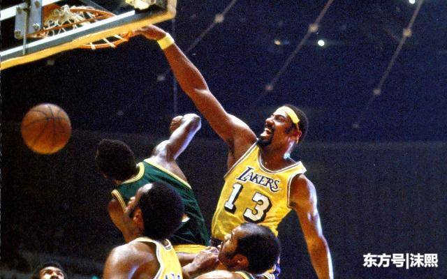 罚球不准怎么办?张伯伦罚球线起跳扣篮迫使N