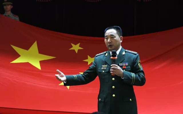 何海波的女儿慧慧今年14岁了,出生就得了脑瘫,无人照料.