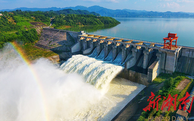 图片新闻|托口水电站开闸泄洪腾库