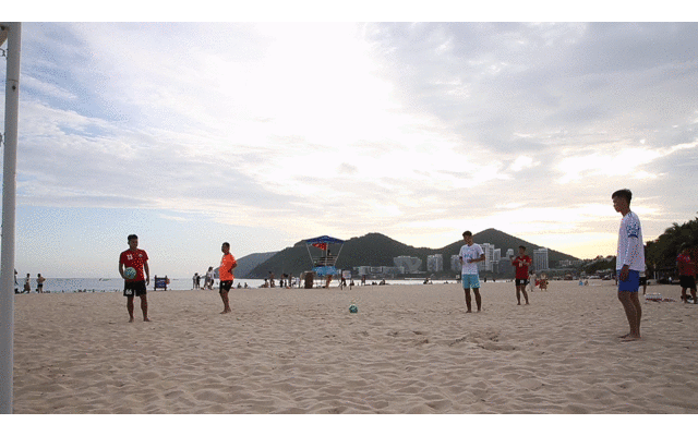 风骚的"彩虹过人"侧凌空在三亚沙滩踢球原来是这么带感近日,在三亚大