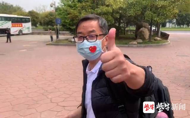 他竖起了大拇指给161名队员援湖北的鼓楼医院感染科老将吴超说把掌声