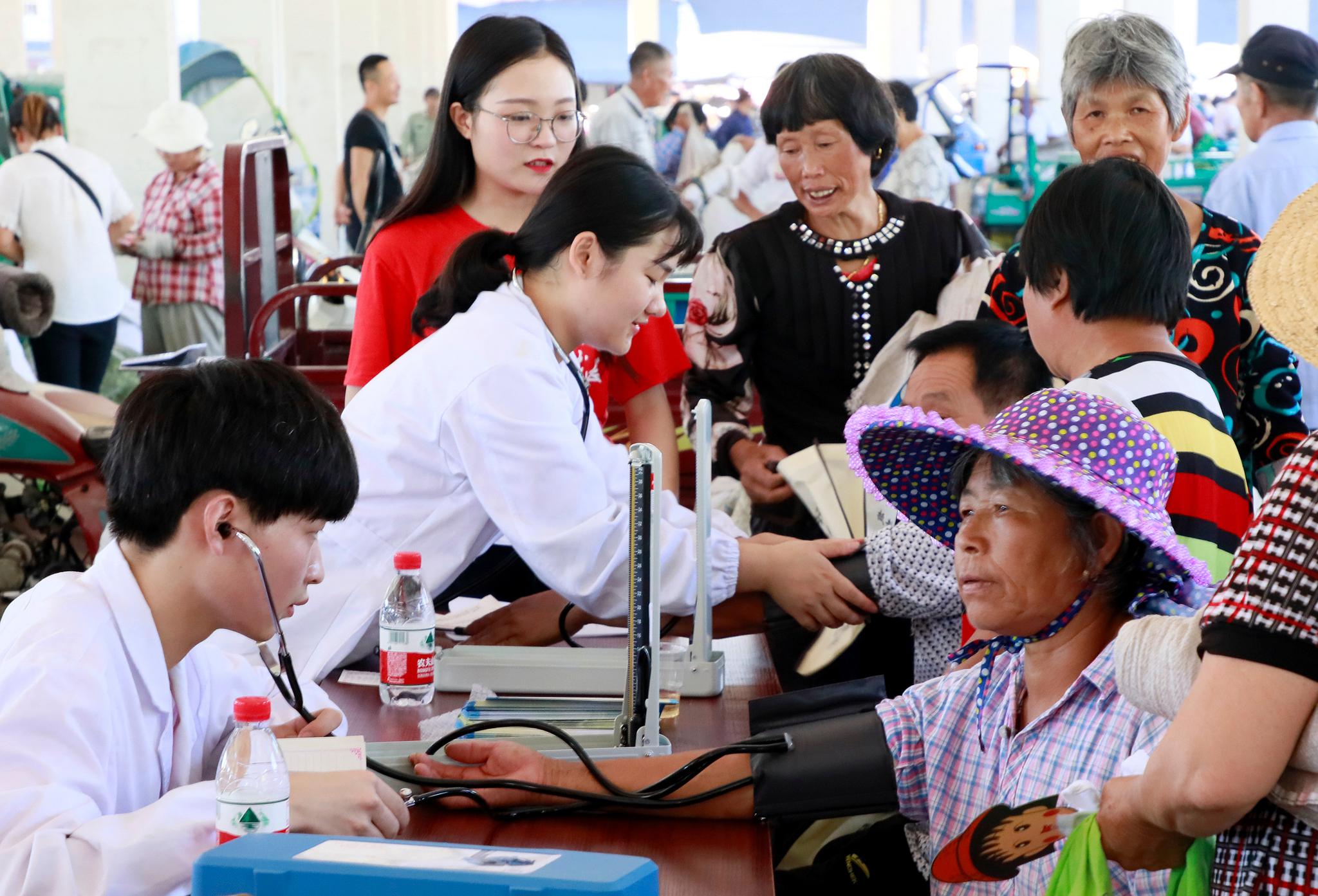 松阳山村里来了一群"体检医生"