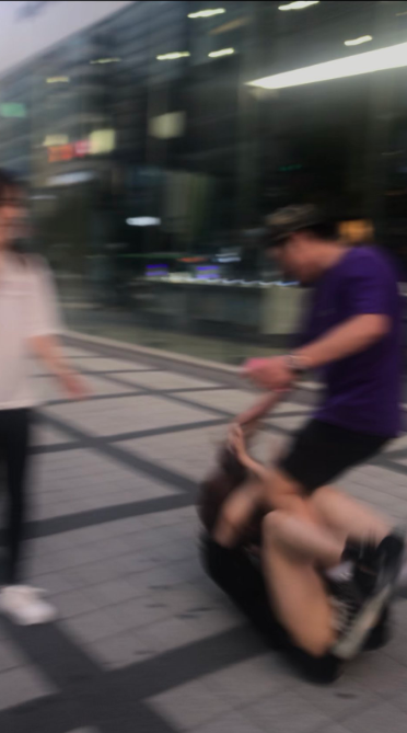  韩国男子街头狠踹日本女游客（推特）