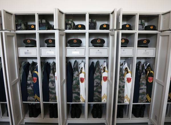 仪仗大队官兵宿舍的衣柜.