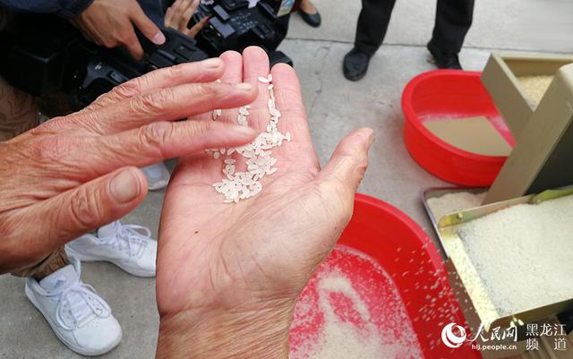 望奎举办"农业金秋开镰节" 5.1万亩有机溯源大米被签售一空