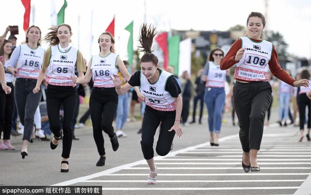 白俄罗斯庆祝"城市日"举办穿高跟鞋赛跑活动