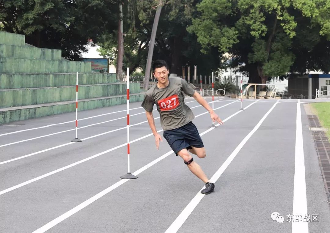 首先进行的基础体能的考核,对体型测量,30米x2蛇形跑,俯卧撑,仰卧起坐