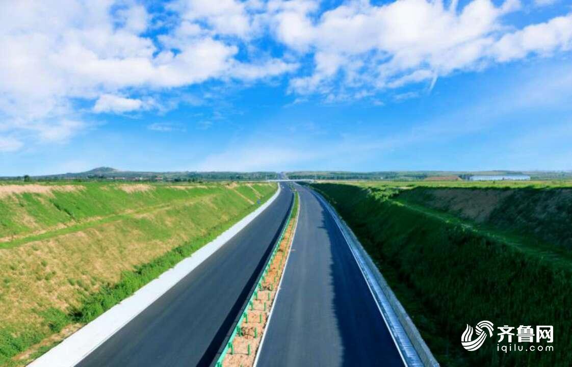 龙青高速路面全线贯通 确保十月通车