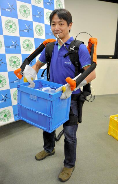 日本研发穿戴式机器人02可辅助使用者搬运重物