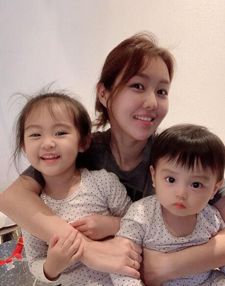 家庭美满,金英权晒美照庆祝结婚纪念日