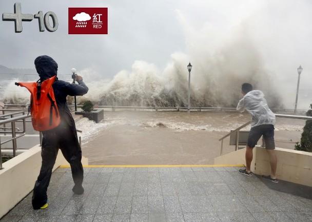 香港:20米高施工电梯被拦腰折断