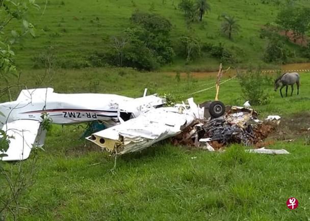 小型飞机坠毁，机上一家五口全部罹难。(《联合早报》) 
