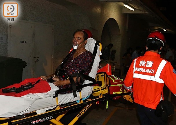 香港火灾:香港一住宅突发火灾致1死2伤 600住户被紧急疏散 起火单位男户主吸入浓烟不适,救护员将他送院治理。(图源:东网)