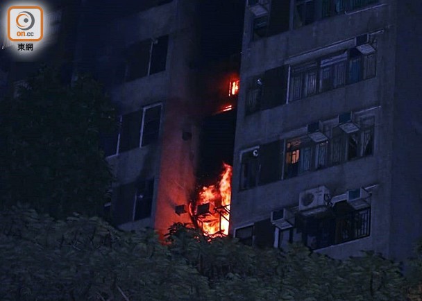香港火灾:香港一住宅突发火灾致1死2伤 600住户被紧急疏散 起火单位熊熊烈火,波及楼上单位。(图源:东网)