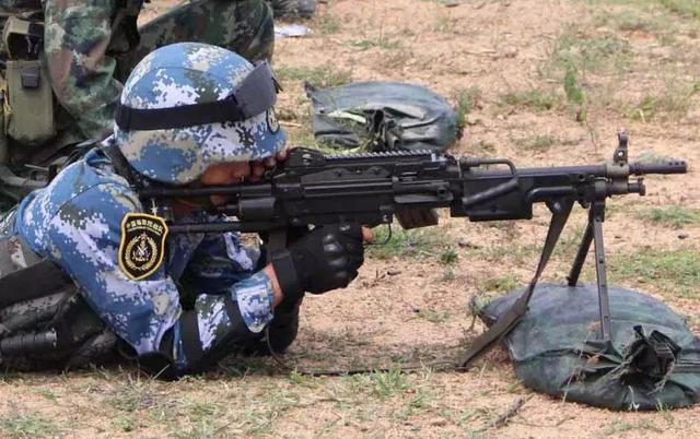 上为minimi标准型,下面是解放军试射minimi伞兵型在内格夫轻机枪上