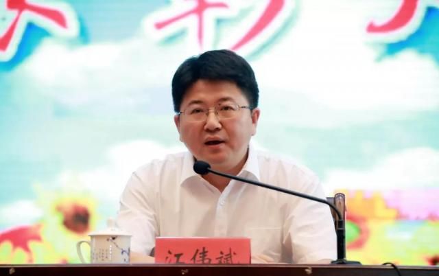 铜鼓县新任县委书记江伟斌在教师节表彰大会上表示,"铜鼓财力再紧也要