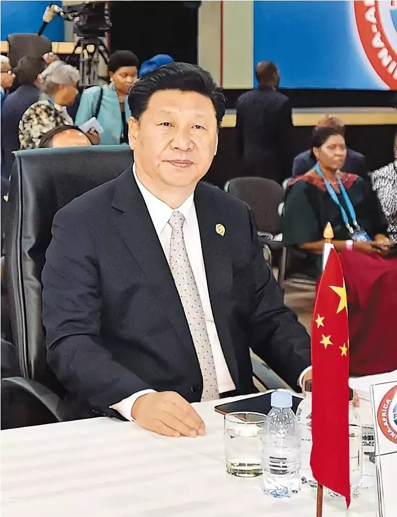 △这是三年前习主席出席中非合作论坛约翰内斯堡峰会全体会，当天的会议由习主席和南非总统共同主持，习主席作会议的总结发言。（新华社拍摄）