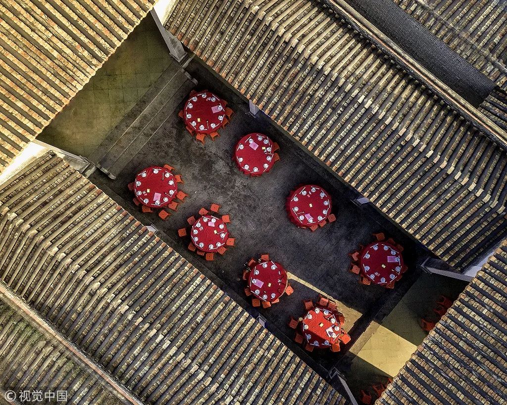 广东佛山,在本村祠堂请乡亲吃饭的人家,院内摆了八桌酒席.图文无关.